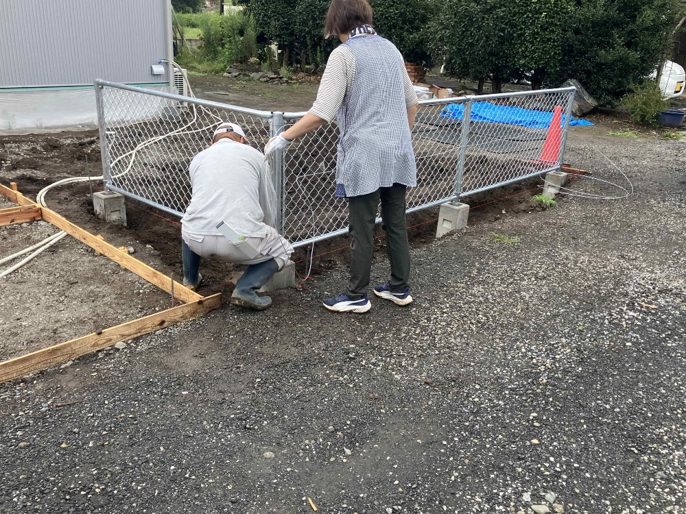 フェンス工事を実施中
