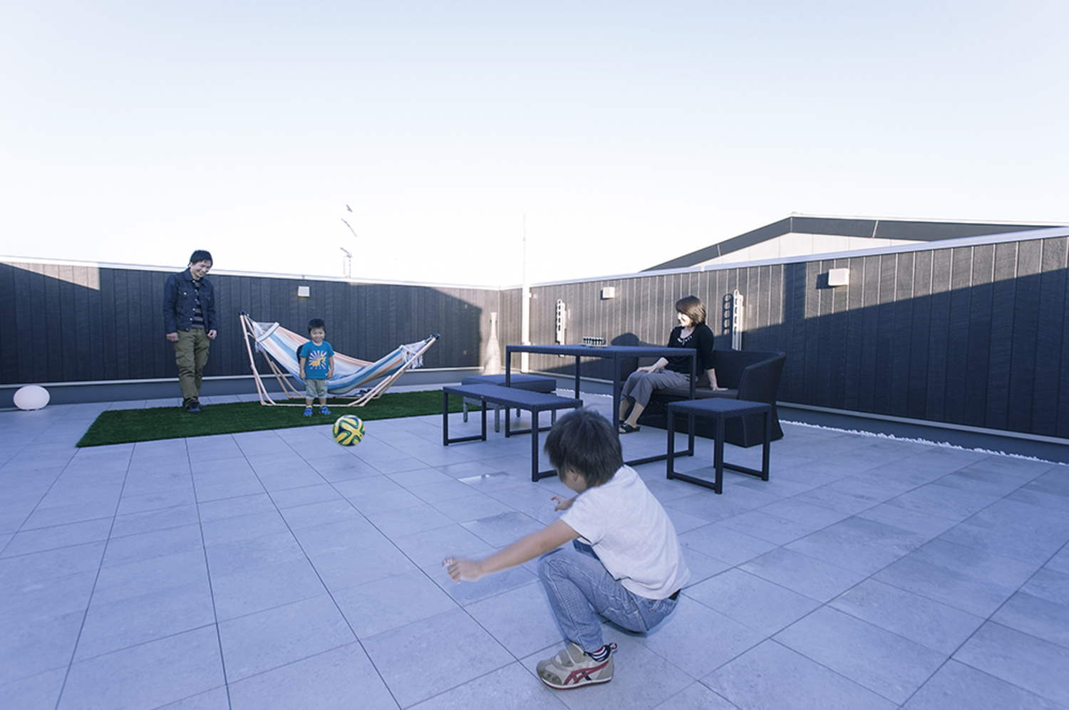 屋上庭園で子供と遊ぶシンプルモダンの家 埼玉注文住宅 フォトギャラリー