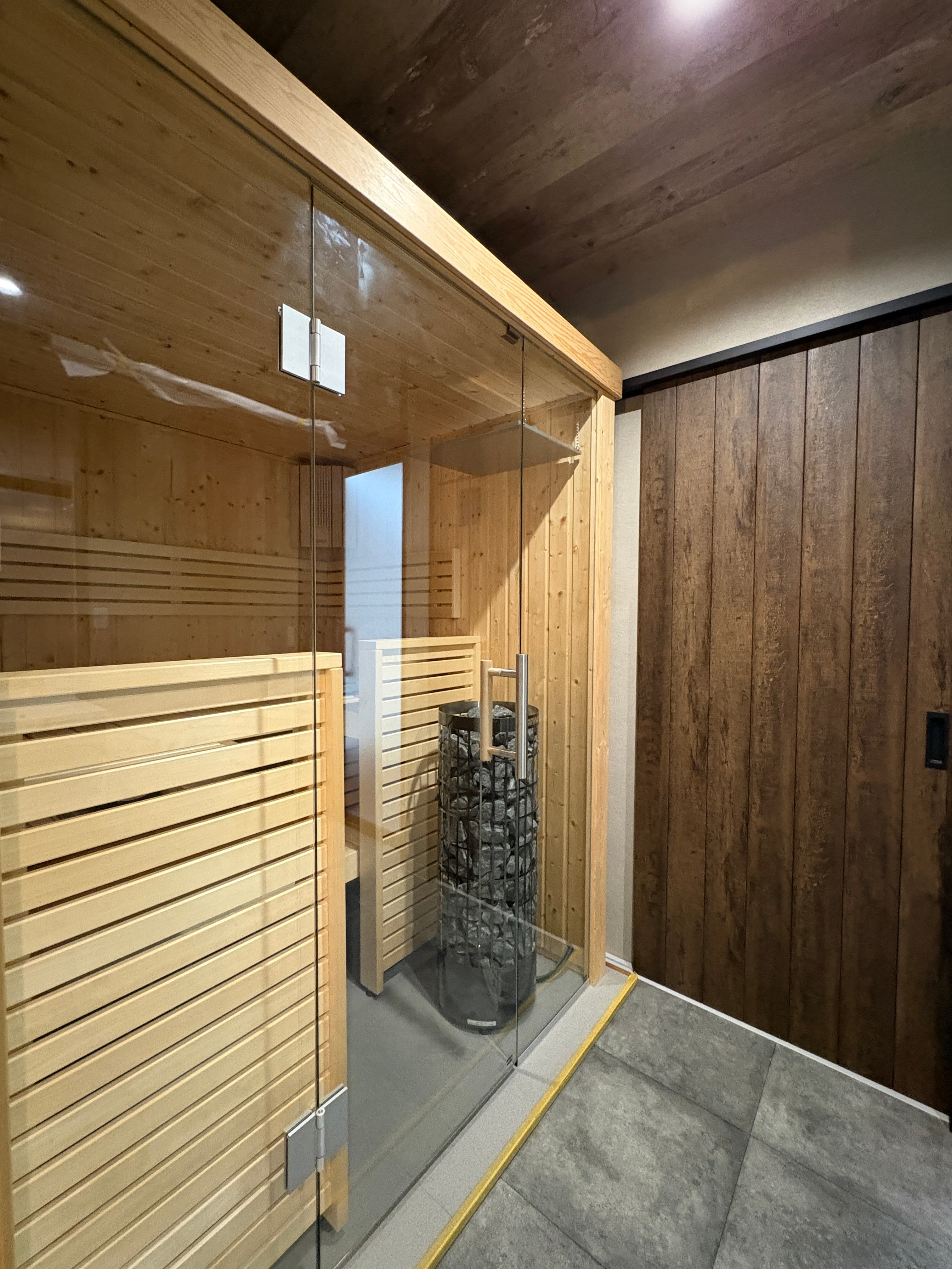 HARVIA社製サウナの美しいガラス扉 and 木製ベンチ