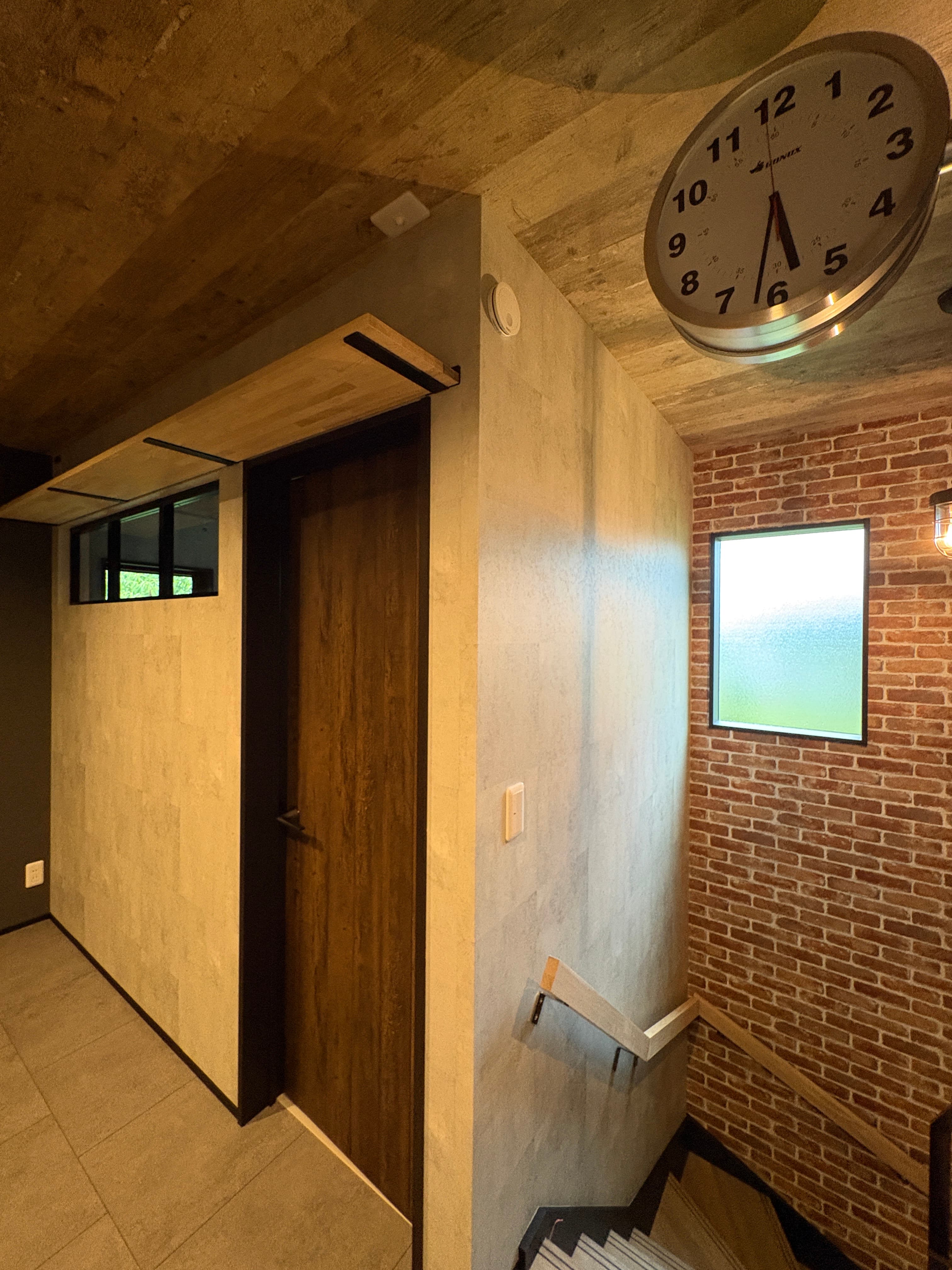 模型製作デスクとPCデスクが並ぶ趣味部屋